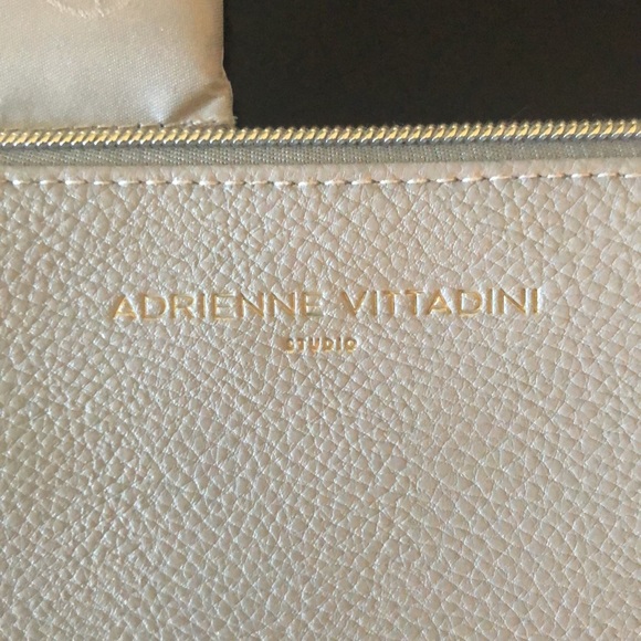 ADRIENNE VITTADINI charging wristlet wallet. - Picture 3 of 8